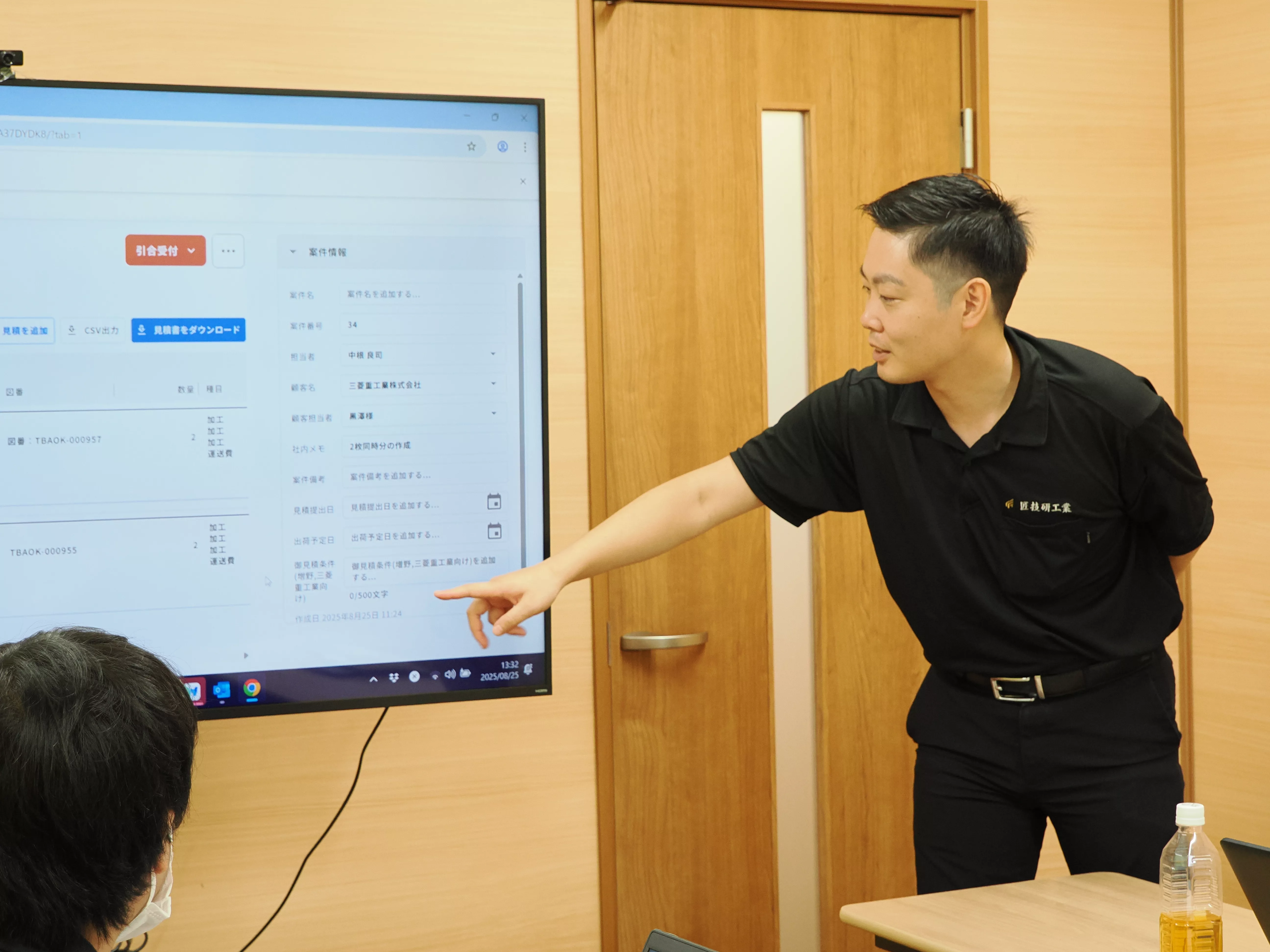 現場で匠フォースの活用状況を確認し、運用の定着を支援する様子