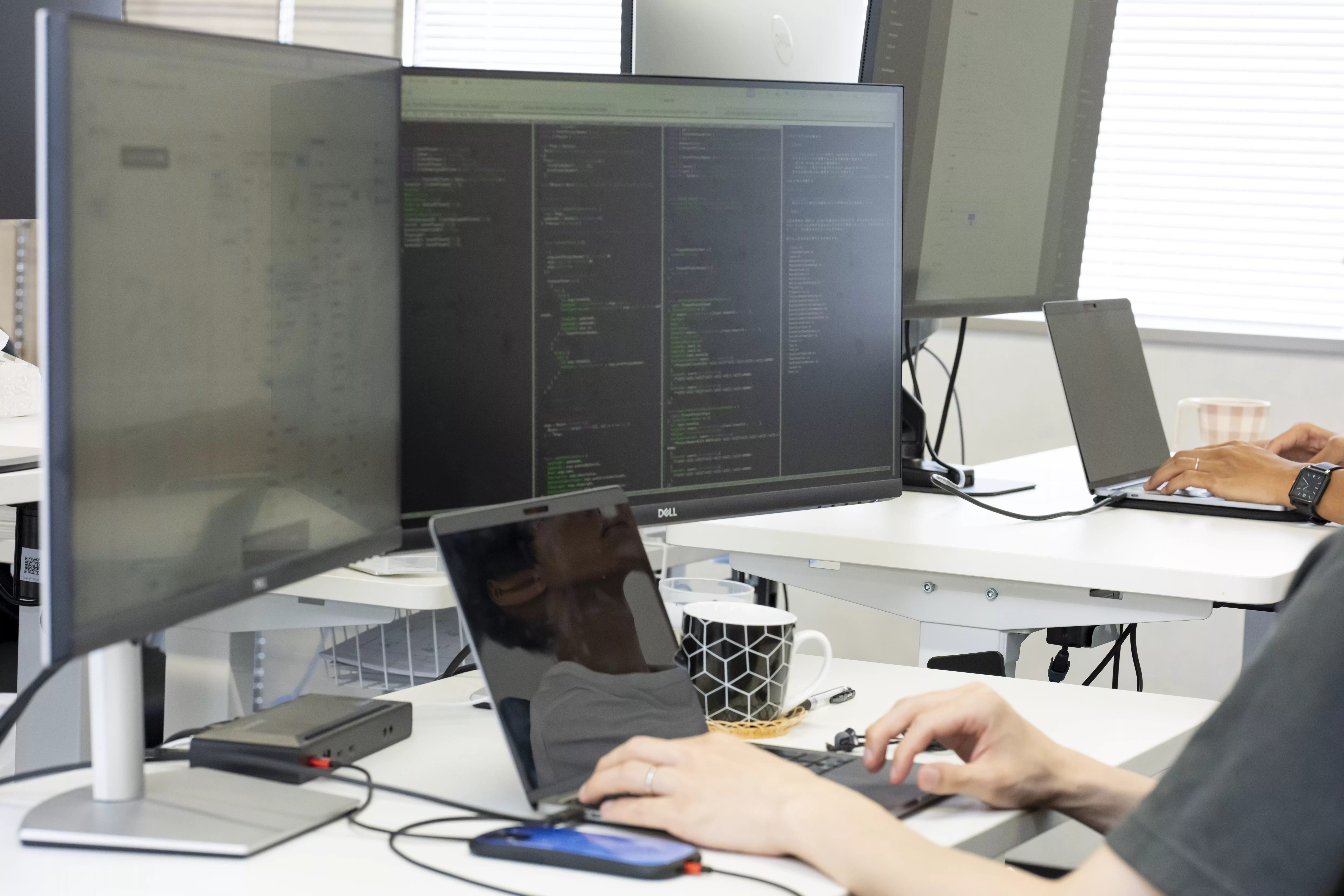 テックエキスパートが開発・技術支援を行う様子