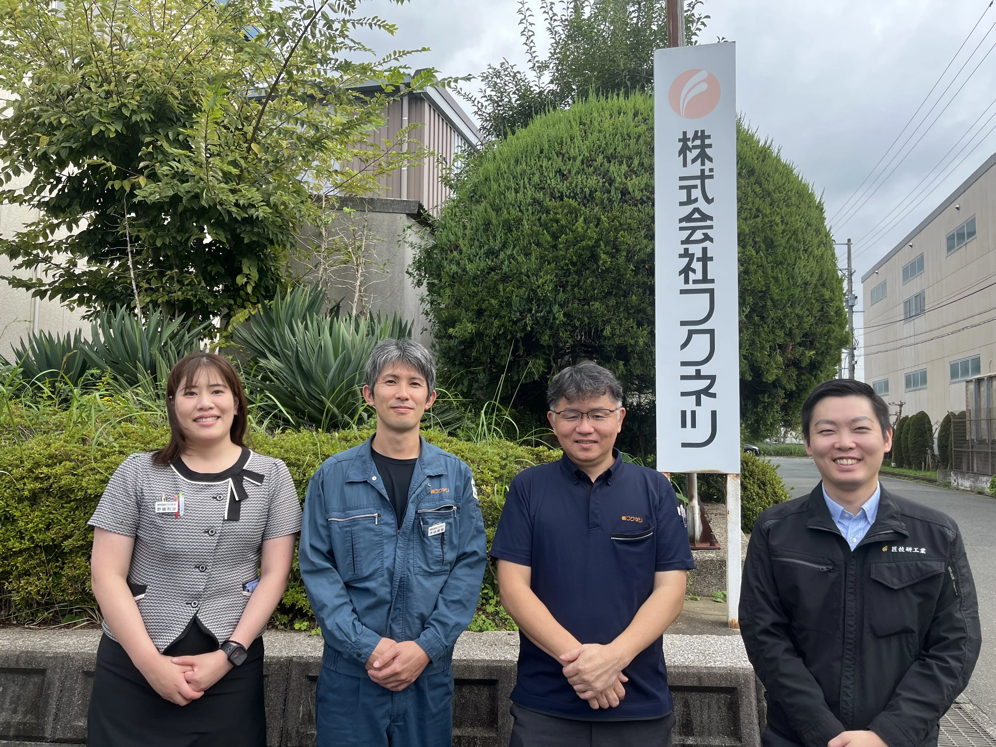 株式会社フクネツの皆さんが本社前で撮影。